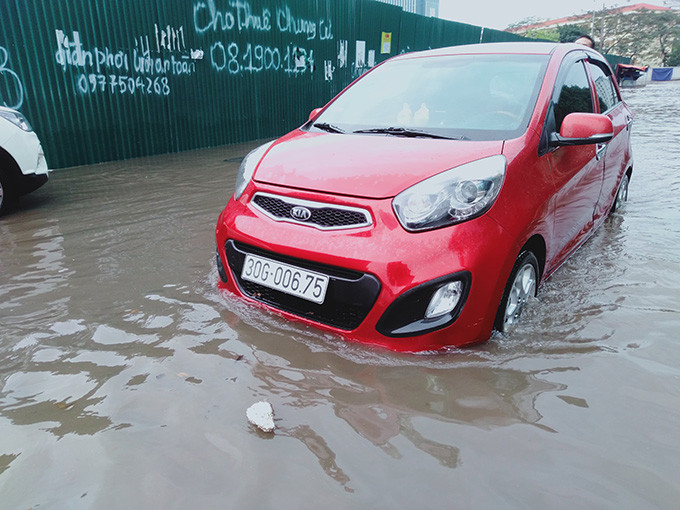 Sau trận mưa lớn, nhiều tuyến đường ngập nặng.