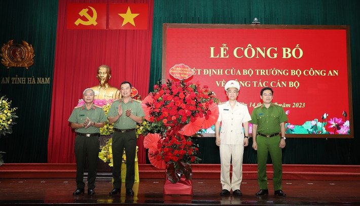Ngoài ra, Đại tá Tô Anh Dũng cũng công bố và trao Quyết định biệt phái công khai có thời hạn đối với Thượng tá Nguyễn Anh Tuấn - Phó Giám đốc Công an tỉnh đến nhận công tác tại UBKT Tỉnh ủy Hà Nam, kể từ ngày 15/7.