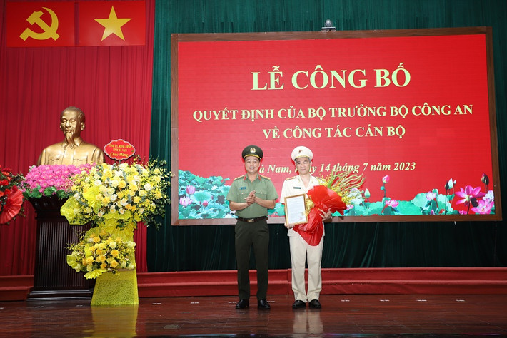 Chiều 14/7, Công an tỉnh Hà Nam tổ chức Lễ công bố Quyết định của Bộ trưởng Bộ Công an về công tác cán bộ. Tại buổi lễ, thừa ủy quyền của Bộ trưởng Bộ Công an, đại tá Tô Anh Dũng - Giám đốc Công an tỉnh Hà Nam đã công bố và trao Quyết định bổ nhiệm có thời hạn của Bộ trưởng Bộ Công an đối với Thượng tá Nguyễn Anh Tuấn (47 tuổi), Trưởng Công an huyện Thanh Liêm, giữ chức vụ Phó Giám đốc Công an tỉnh Hà Nam. 