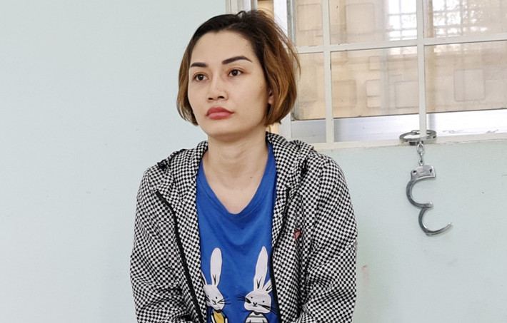 Bà trùm Vũ Thị Diệp cầm đầu đường dây mua bán súng, vũ khí: Ngày 21/10/2022, Cơ quan CSĐT Công an tỉnh Kiên Giang bắt Vũ Thị Diệp (SN 1990, ở huyện Củ Chi, TP HCM) – cầm đầu đường dây mua bán trái phép vũ khí quân dụng số lượng lớn. Diệp từng cùng chồng bị xử phạt 3 năm tù về tội mua bán trái phép vũ khí nhưng do con nhỏ nên hoãn thi hành án. Diệp tiếp tục móc nối với các đối tượng tổ chức mua các loại vũ khí, công cụ hỗ trợ từ Thái Lan về Việt Nam với nhiều thủ đoạn rất liều lĩnh và tinh vi. Khám xét tại kho của Diệp, cảnh sát thu giữ 229 khẩu súng cùng 455 bình khí nén; 06 kg đạn bi sắt cùng nhiều linh kiện, phụ kiện của súng.