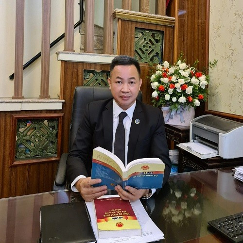 Luật sư Nguyễn Anh Thơm, Trưởng Văn phòng luật sư Nguyễn Anh (Đoàn luật sư TP Hà Nội) bảo vệ quyền lợi cho người bị tạm giữ, cho biết trong 2 ngày qua đã có nhiều buổi làm việc với ông Công để thu thập lời khai.
