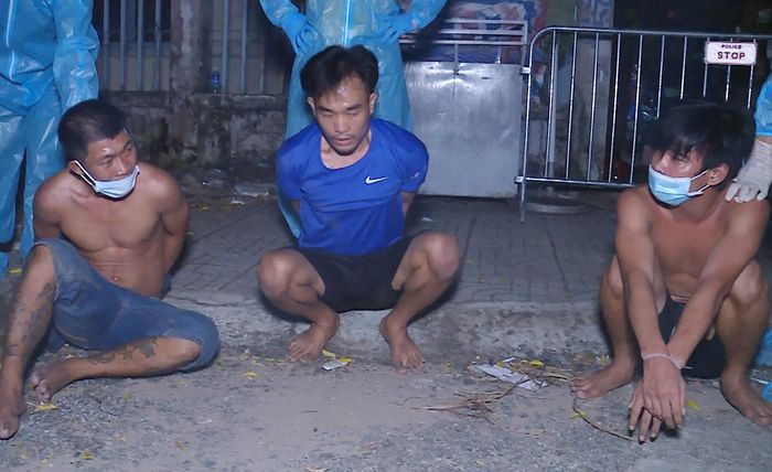 10 người nhậu trong khu phong tỏa rồi hành hung cảnh sát: Bị lực lượng làm nhiệm vụ nhắc nhở vì tụ tập ăn nhậu trong khu vực phong tỏa ở TP Rạch Giá (Kiên Giang) nhiều người đã hành hung cảnh sát trực chốt. Ngày 19/9, Công an TP Rạch Giá cho biết đang tạm giữ 10 người để điều tra.