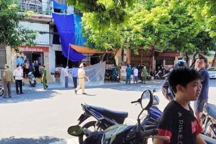 Một phụ nữ ở Hưng Yên bị đâm chết trước cửa nhà: Chiều 19/9, một phụ nữ nhà trên đường Bãi Sậy (phường Minh Khai, TP Hưng Yên) vừa bước ra khỏi cửa thì bị 1 đối tượng đi xe máy đến đâm chết tại chỗ. Hiện Công an đang truy bắt hung thủ.