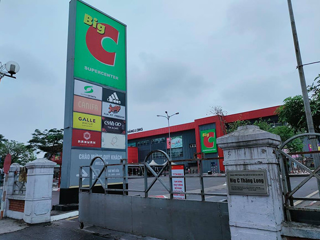 Theo đó, trung tâm thương mại Big C Thăng Long (phường Trung Hoà, quận Cầu Giấy) đã tạm thời đóng cửa để phun khử khuẩn toàn bộ do có ca COVID-19 từng đến đây.