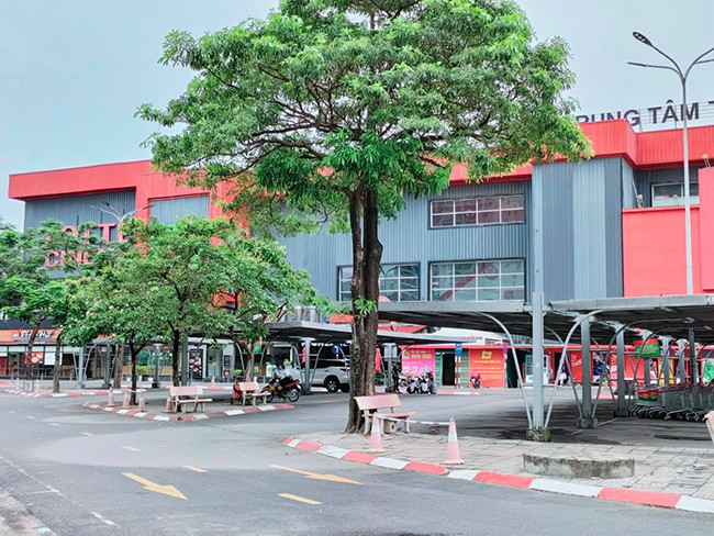 Bãi để xe trước cổng chính dẫn vào siêu thị trống trơn, trái ngược hoàn toàn với hình ảnh đông đúc, chật kín chỗ đỗ những ngày trước đây.