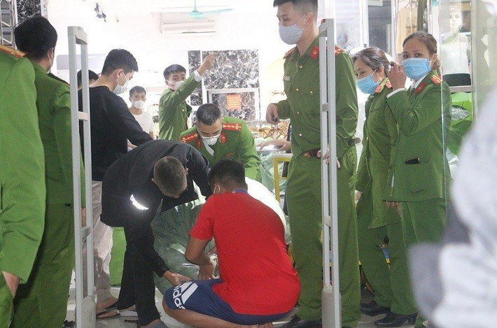 Cô gái liên tục khóc lóc, xin lỗi, cầu xin một người phụ nữ mặc áo đen tha thứ, nhưng không được người phụ nữ này chấp nhận. Người phụ nữ này còn liên tục chửi mắng, dùng kéo cắt tóc nữ sinh này và giật chiếc mũ bảo hiểm, để người khác dùng điện thoại quay lại mặt với mục đích “bêu” lên mạng xã hội.