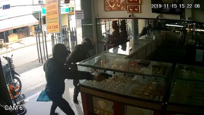 Một đối tượng cầm vật giống súng chĩa vào phía chủ tiệm vàng sau đó phát ra hai tiếng nổ, đối tượng còn lại đập bể tủ kính lấy vàng. Sau đó, cả hai nhanh chóng lên xe máy tẩu thoát. Theo chủ tiệm vàng, số vàng bị kẻ cướp lấy đi ước tính khoảng 7-8 lượng.