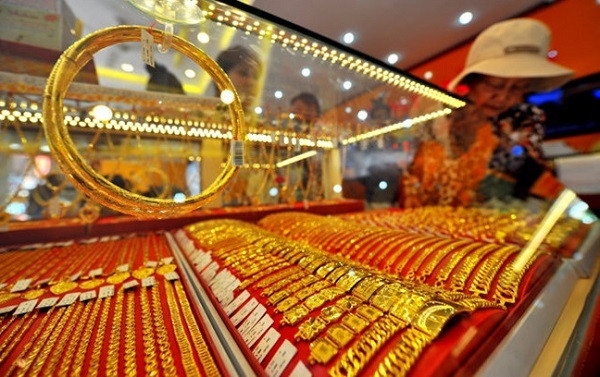 Lợi dụng chủ cửa hàng không để ý, Hải giật 2 dây chuyền, một nhẫn vàng rồi bỏ chạy.