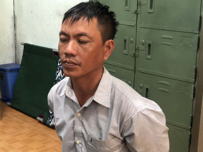 Người đàn ông vờ mua hàng để cướp tiệm vàng ở Cà Mau: Ngày 20/10, Công an tỉnh Cà Mau cho biết, đã bắt khẩn cấp đối tượng Trương Tấn Đạt, 38 tuổi, ngụ xã Hòa Thành, thành phố Cà Mau, để điều tra, làm rõ hành vi cướp tài sản. Tại Cơ quan công an, bước đầu đối tượng Trương Tấn Đạt thừa nhận hành vi cướp tiệm vàng của mình.