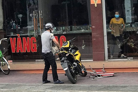 Theo đó, Công an thị xã Đông Triều đã xác định được kẻ cướp tiệm vàng là Đinh Thanh Tùng (SN 29/12/1989, đã có vợ, HKTT: Tổ 2, khu Phan Đình Phùng, phường Cẩm Tây, thành phố Cẩm Phả, tỉnh Quảng Ninh; hiện ở đường An Đà, phường Đằng Giang, quận Ngô Quyền, thành phố Hải Phòng).