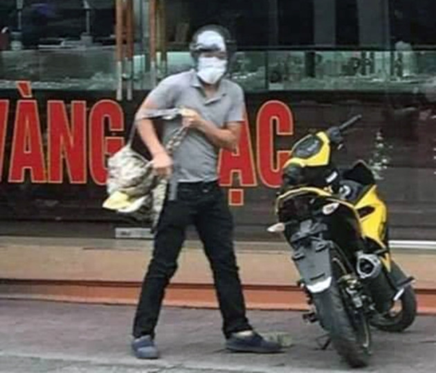 Nam thanh niên nổ súng cướp tiệm vàng rồi bỏ quên điện thoại ở Quảng Ninh: Khoảng 15h30 chiều 8/10, nam thanh niên đeo khẩu trang, đội mũ bảo hiểm đi xe Exciter xông vào tiệm vàng Lương Oanh, ở Mạo Khê, thị xã Đông Triều, đe dọa nhân viên và bà chủ. Một lúc sau, hắn xách ba lô chứa khoảng 200 triệu đồng nhưng làm rơi nhiều cọc tiền xuống đất. Một phụ nữ từ tiệm vàng liều mạng chạy nhanh ra lấy lại chiếc túi xách rồi quay vào trong tiệm và đóng cửa kính.