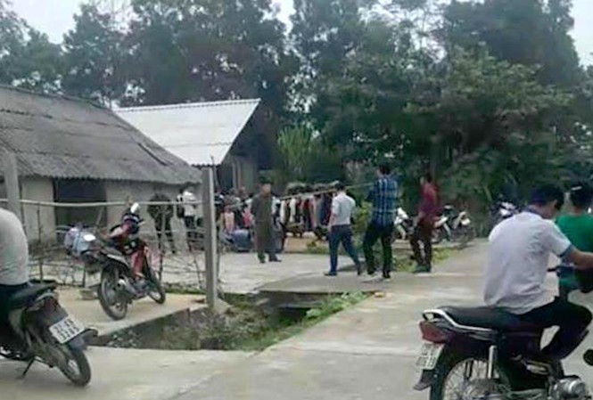 Qua điều tra ban đầu, nguyên nhân dẫn đến 3 cha con tử vong trong tư thế treo cổ là do mâu thuẫn giữa hai vợ chồng. Thời gian gần đây anh Tráng A Nam (25 tuổi, trú tại địa bàn) và vợ thường xuyên xảy ra mâu thuẫn ghen tuông. Đôi lúc sau khi uống rượu về xảy ra cãi vã nên vợ anh Nam đi làm công nhân tại một khu công nghiệp.