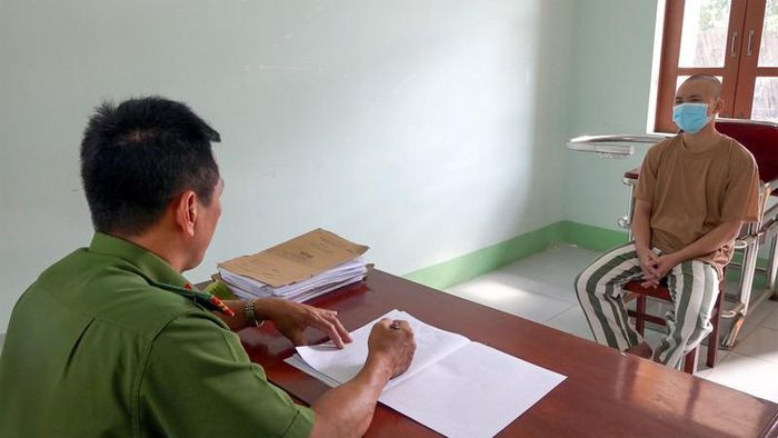 Giả vờ mua hàng để cướp tài sản người hàng xóm: Do cần tiền trả nợ và tiêu xài, Cao Văn Đạt (19 tuổi, ngụ huyện Gò Quao, Kiên Giang) đã giật dây chuyền hơn 2 chỉ vàng 18K của chị N.T.H (hàng xóm với Đạt) rồi bỏ chạy thì bị chồng chị H. đuổi theo bắt giữ. Ngày 13/2, Công an huyện Gò Quao cho biết vừa bắt tạm giam Đạt để điều tra.