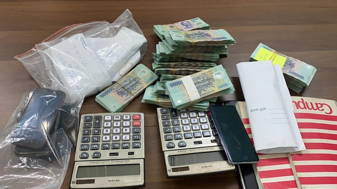 Triệt phá đường dây đánh bạc hơn 3,6 tỷ tại Hà Nội: Ngày 13/2, Công an quận Hoàng Mai, Hà Nội cho biết đang tạm giữ hình sự Trương Quang Chính (51 tuổi), Hồ Sỹ Nghĩa (54 tuổi, cùng ở quận Hoàng Mai) cùng 6 nghi phạm để điều tra các hành vi Đánh bạc và Tổ chức đánh bạc. Chính khai là người cầm đầu, tạo tài khoản để người chơi đánh bạc qua mạng. Tổng số tiền giao dịch của đường dây là 3,65 tỷ đồng. (Ảnh minh hoạ)