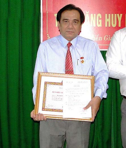 Bắt Chánh Văn phòng Sở Y tế Tiền Giang: Chiều 22/1, Công an TP Mỹ Tho, tỉnh Tiền Giang đã khởi tố bị can, bắt tạm giam Chánh Văn phòng Sở Y tế Tiền Giang là ông Nguyễn Văn Nguyện (SN 1964), để điều tra về hành vi vòi vĩnh, nhận tiền của một người là cán bộ y tế xin nghỉ việc. Sau khi bắt, cơ quan công an đã khám xét nơi làm việc của ông Nguyện.