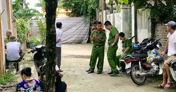 Nghi án anh sát hại em trai trong cơn say: Ngày 21/1, tại xã Quỳnh Ngọc, huyện Quỳnh Lưu, tỉnh Nghệ An đã xảy ra vụ việc đánh nhau dẫn đến 1 người tử vong. Khi công lực lượng công an đến thì Trần Đức Thân (53 tuổi) đang ngồi trước nhà với mùi rượu nồng nặc. Lúc này, Thân không hợp tác với công an mà chống đối, đuổi công an ra khỏi nhà. Hôm nay, Công an huyện Quỳnh Lưu đang tạm giữ Thân để điều tra, làm rõ.