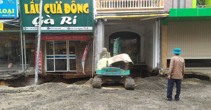 Ngày 18/4, ông Nguyễn Đình Hoa - Chủ tịch UBND huyện Chương Mỹ (Hà Nội) cho biết, lực lượng chức năng địa phương đang cho san lấp "hố tử thần" xuất hiện tại xã Quảng Bị.