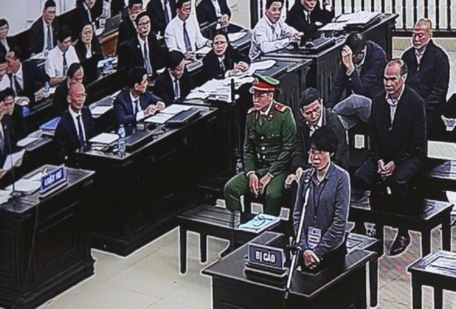 Tôi mong HĐXX, đại diện VKS thấu hiểu những suy nghĩ, cố gắng của chúng tôi. 14 bị cáo đã cố gắng trung thực, khai báo thành thực và mỗi người một chân một tay khắc phục hậu quả mình gây ra” - nữ bị cáo nói trong nước mắt.
