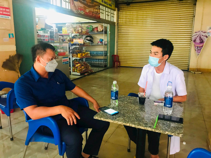 Người nhà bệnh nhân hành hung nhân viên y tế: Trong lúc cấp cứu cho bệnh nhân tại TTYT huyện Đắk R'Lấp (Đắk Nông), ông Lê Bá Hòa (nhân viên y tế) bất ngờ bị người nhà bệnh nhân Nguyễn Thị Thơm liên tục hành hung. Ngày 17/11, Công an huyện Đắk R’Lấp cho biết đang điều tra, làm rõ. (ông Hoà mặc áo trắng. Ảnh Công lý)