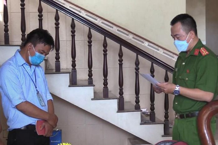 Bác sĩ ở Bình Dương tiêm vaccine chui lấy tiền của dân: Nguyễn Thái Hiệp là bác sĩ và Lê Văn Thắng (là giữ xe tại đơn vị này) của Trung tâm y tế thị xã Tân Uyên tỉnh Bình Dương đã cấu kết tiêm vaccine phòng COVID-19 để lấy tiền của người dân. Thắng và Hiệp đã móc nối với nhau để tiêm cho 52 người với tổng số tiền gần 28 triệu đồng(600.000/người). Ngày 17/11, Công an tỉnh Bình Dương cho biết, đã khởi tố 2 đối tượng này. (Ảnh: Đối tượng Hiệp)