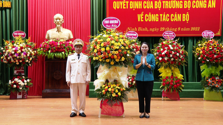 Đại tá Đặng Trọng Cường mong tiếp tục nhận được sự giúp đỡ của lãnh đạo Bộ Công an, Thường trực Tỉnh ủy Ninh Bình; mong muốn cán bộ, chiến sĩ Công an tỉnh luôn đoàn kết, nỗ lực hoàn thành tốt các nhiệm vụ được giao, xứng đáng truyền thống anh hùng của lực lượng Công an nhân dân. (Ảnh: Bí thư Tỉnh ủy Nguyễn Thị Thu Hà tặng hoa chúc mừng đại tá Đặng Trọng Cường) (Ảnh: ĐPTTHNB)