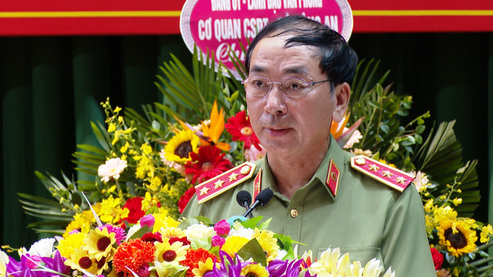 Tại lễ công bố, Thượng tướng Trần Quốc Tỏ mong muốn, trên cương vị mới, Giám đốc Công an tỉnh Ninh Bình phát huy hơn nữa năng lực, sở trường, kinh nghiệm; khẩn trương tiếp tục công việc mới, nhiệm vụ mới, cùng tập thể Đảng ủy, Ban Giám đốc Công an tỉnh Ninh Bình thực hiện tốt nhiệm vụ chính trị được giao trong năm 2022... (Ảnh: ĐPTTHNB)
