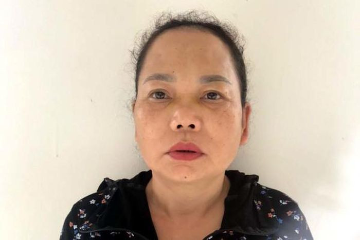 Thấy chiếc điện thoại để "hớ hênh", "nữ quái" nhanh tay lấy cắp: Thấy cô gái trẻ để chiếc điện thoại để ở cốp phụ trái phía trước xe mô tô, Nguyễn Thị Nguyệt (SN 1970, ở TP Bắc Giang, tỉnh Bắc Giang) liền nhanh tay lấy cắp. Ngày 14/9, Nguyệt bị Công an tỉnh Bắc Giang bắt giữ.