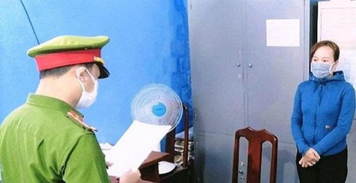 Giả vờ vay tiền đi buôn keo, chiếm đoạt hơn 4,1 tỷ đồng: Đỗ Thị Mi Ly (34 tuổi, trú huyện Tiên Phước, tỉnh Quảng Nam) lợi dụng mối quan hệ quen biết để vay mượn tiền một số người tại địa phương với tổng số tiền hơn 4,1 tỷ đồng, nhằm mục đích vay tiền kinh doanh buôn bán gỗ keo. Ngày 14/9, Ly bị Công an tỉnh Quảng Nam bắt tạm giam.
