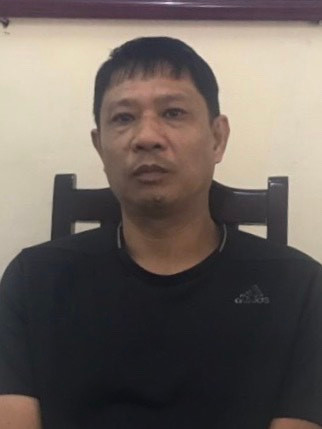 Đồng thời, cơ quan điều tra cũng ra quyết định bắt tạm giam, lệnh khám xét nhà của ông Bùi Quốc Việt ở phường Chương Dương, quận Hoàn Kiếm. Ông Việt là anh trai của bị can Bùi Quang Huy - giám đốc Nhật Cường Mobile. Trong đó bị can Bùi Quốc Việt bị khởi tố về tội "buôn lậu" còn Võ Việt Hùng bị khởi tố về tội "vi phạm quy định về đấu thầu gây hậu quả nghiêm trọng".