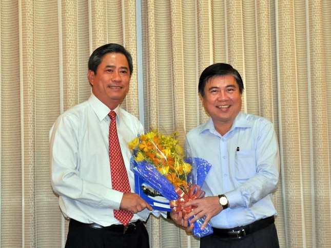 Ông Dương Thanh Tùng sinh năm 1968, có trình độ thạc sĩ báo chí, cử nhân xây dựng Đảng chính quyền nhà nước, cao cấp lý luận chính trị. (Ông Dương Thanh Tùng (trái) nhận quyết định giữ chức Tổng giám đốc Đài truyền hình TP HCM năm 2016)