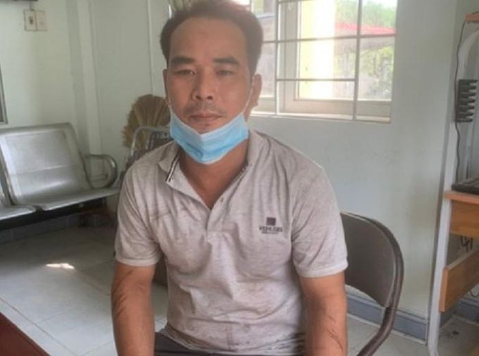 Níu tình không được, dùng dao chém bạn gái rồi bỏ trốn: Sau khi níu kéo không thành, Trần Minh Kê (SN 1985, quê Hậu Giang) đã dùng dao chém bạn gái gây thương tích ở TP HCM rồi sau đó bỏ trốn. Suốt nhiều năm liền, Kê trốn qua nhiều tỉnh miền Đông Nam Bộ, chủ yếu xin vào làm việc ở các công ty, xí nghiệp nằm cách xa các khu dân cư. Ngày 7/3, Công an TP HCM cho biết vừa bắt được Kê sau 8 năm bị truy nã.