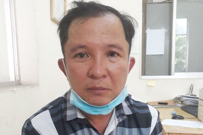 Dùng thuốc ngủ để cướp xe máy: Nguyễn Ngọc Huân (46 tuổi, ngụ huyện Châu Thành, Long An) rủ nam thanh niên quê Sóc Trăng lên TP Tân An, Long An bàn chuyện công việc. Trong lúc người này không để ý, Huân đã bỏ thuốc ngủ vào cốc nước của nam thanh niên. Thấy người này ngủ say, Huân đã cướp tài sản của nạn nhân rồi bỏ trốn. Ngày 7/3, Công an TP Tân An cho biết đã khởi tố, bắt tạm giam Huân.