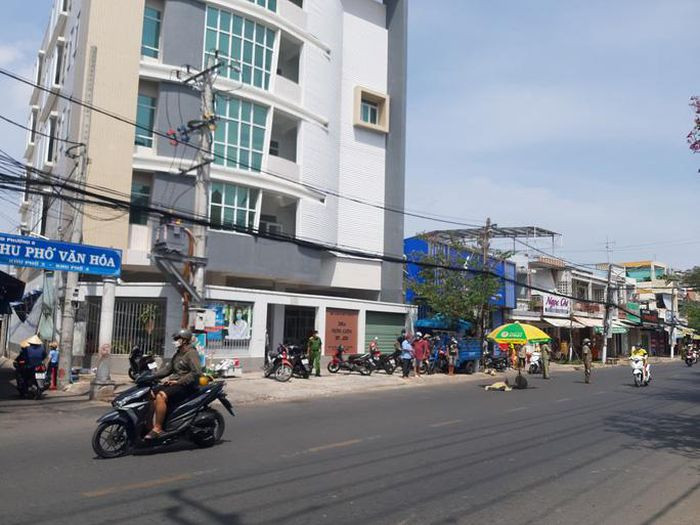 Bảo vệ thuộc CDC Tiền Giang nhảy lầu tự tử: Khoảng 13h ngày 7/3, người dân sống trên đường Đinh Bộ Lĩnh, phường 8, TP Mỹ Tho thấy ông H.T.N. (SN 1971; ngụ TP Mỹ Tho), là bảo vệ của Khoa Phòng chống HIV/AIDS thuộc Trung tâm Kiểm soát bệnh tật tỉnh Tiền Giang (CDC), nhảy từ sân thượng xuống đường dẫn đến tử vong tại chỗ. Nguyên nhân ban đầu được cho là do buồn phiền về chuyện tiền bạc, nợ nần.