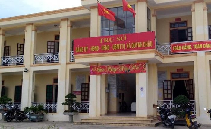 Bắt một Phó Bí thư đảng ủy xã ở Nghệ An: Ngày 3/10, Công an huyện Quỳnh Lưu, Nghệ An cho biết, vừa bắt giữ bắt giữ ông Nguyễn Bỉnh Khảng Phó Bí thư Đảng ủy xã Quỳnh Châu, ông Hoàng Văn Chắt - nguyên cán bộ văn phòng đất huyện Quỳnh Lưu (hiện ông Chắt đã nghỉ hưu). Cả hai bị bắt để điều tra, làm rõ nhiều sai phạm liên quan đến đất đai.