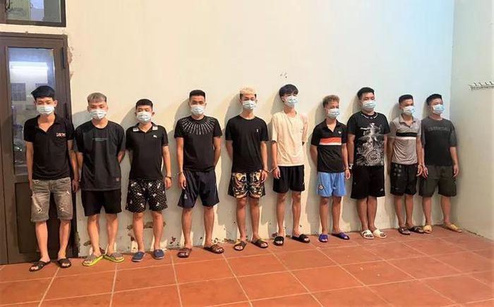 Án mạng từ mâu thuẫn khi đi thang máy: Bực tức vì đồng nghiệp không nhường mình khi đi thang máy, Nguyễn Đình Hưởng (18 tuổi, ở huyện Tiên Du, Bắc Ninh) rủ thêm bạn ra tay giết anhLý Khánh L. (21 tuổi ở Sơn La) đều là công nhân tại Công ty TNHH ITM (tại KCN VSIP ở huyện Tiên Du). Ngày 3/10, Công an tỉnh Bắc Ninh cho biết vừa bắt giữ nhóm đối tượng này.