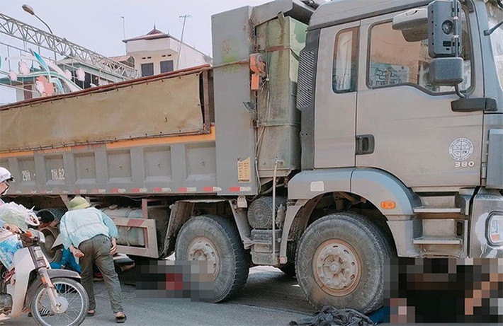 Xe máy va chạm ô tô tải, 3 mẹ con tử vong tại chỗ: Khoảng 14h ngày 5/5, tại thị trấn Tây Đằng, huyện Ba Vì, Hà Nội, 3 mẹ con đi trên xe máy đã xảy ra va chạm với xe tải mang BKS 29H 118.... Hậu quả khiến 3 mẹ con tử vong tại chỗ. Danh tính các nạn nhân được xác định gồm chị Phùng Thị Thu H. và 2 con là Phùng Đăng K. và Phùng Quang K. (trú tại huyện Ba Vì, Hà Nội).