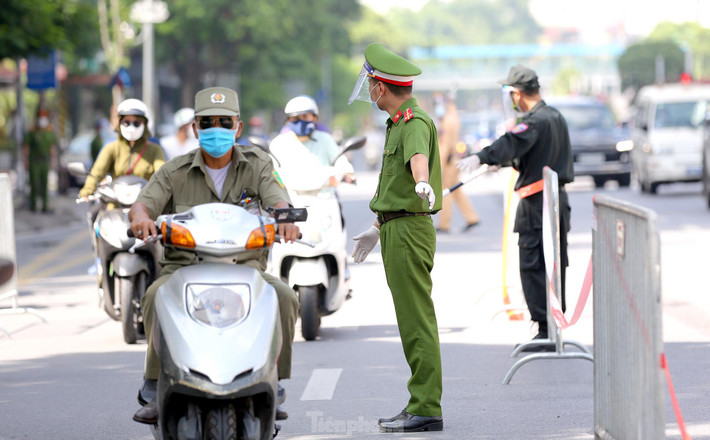 "Những trường hợp ra đường không có lý do chính đáng, giấy đi đường không hợp lệ, thậm chí là làm giả,… chúng tôi sẽ xử lý theo quy định”, Đại úy Trần Ngọc Lực chia sẻ cùng phóng viên.