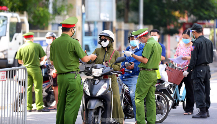 Tổ công tác kiểm tra xử lý những người và phương tiện ra đường không có lý do chính đáng, vi phạm quy định về phòng, chống COVID-19 trong thời điểm giãn cách xã hội.