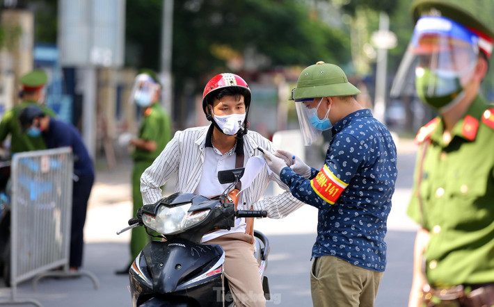 Trao đổi với phóng viên báo Tiền Phong, Đại úy Trần Ngọc Lực – Tổ trưởng tổ công tác số 3 (Y3) cho biết, trong quá trình kiểm tra, hầu hết người dân đều xuất trình giấy đi đường. Thế nhưng nhiều trường hợp giấy đi đường không hợp lệ.