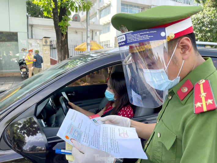 Các tổ tuần tra kiểm soát có nhiệm vụ kiểm soát chặt người ra đường không có ý do tại 12 quận nội thành Hà Nội.