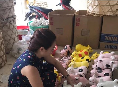 Theo đơn tố cáo, bà Đỗ Thị Kim Ngân thường livetream trên mạng xã hội, để bán sản phẩm gốm và các mặt hàng khác với giá rẻ hơn so với thị trường.