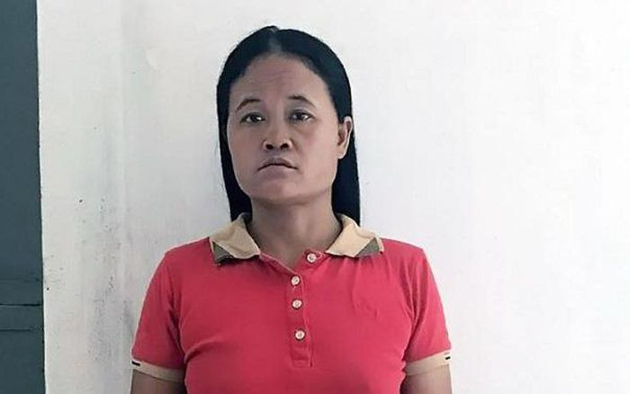 Lừa bán hàng xóm sang Trung Quốc với giá 90 triệu đồng: Lợi dụng có người thân đang ở Trung Quốc nên Lương Thị Hoa (SN 1979, trú huyện Kỳ Sơn, Nghệ An) đã lừa chị L., một người hàng xóm đi sang làm việc lương cao nhưng thực chất là Hoa đã bán nạn nhân với giá 90 triệu đồng. Ngày 17/8, Hoa bị Công an huyện Kỳ Sơn tạm giữ.