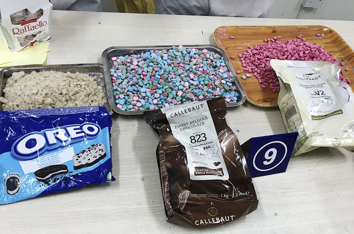 Bắt hơn 30 kg ma túy trong kẹo sôcôla từ Pháp gửi về Việt Nam: Ngày 17/8, Cục Hải quan TP.HCM cho biết, vừa kiểm tra chi tiết 10 bưu kiện quà biếu phi mậu dịch nhập khẩu từ Pháp. Cơ quan chức năng thu giữ hơn 29 kg ma túy tổng hợp MDMA dạng viên nén và 1,4 kg Ketamine. Lượng ma túy ngụy trang tinh vi trong ruột những viên kẹo sôcôla...