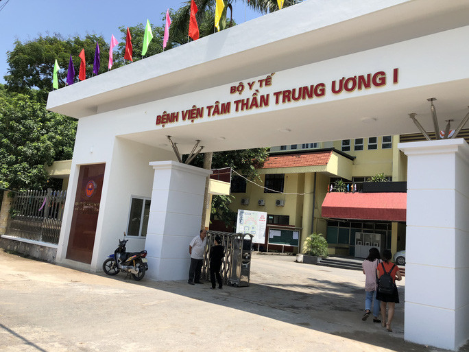 Dù là bệnh nhân Bệnh viện Tâm thần Trung ương 1, Dũng "ốt" vẫn thường xuyên ra ngoài và chỉ đạo các đàn em thực hiện hành vi phạm tội tại 5 bãi trông xe, vật liệu xây dựng do Dũng và đàn em lấn chiếm tại khu vực quận Bắc Từ Liêm và quận Tây Hồ, Hà Nội.