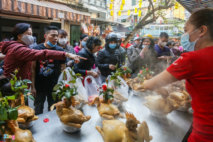 Tại đây có 2 hàng bán gà luộc, gà thịt nổi tiếng nhất Hà Nội. Khách tới mua hàng nườm nượp, nhân viên phục vụ không ngừng nghỉ. Người bán hàng cho biết, sáng 30 Tết năm nào cũng đông nghịt người tới mua gà như này.