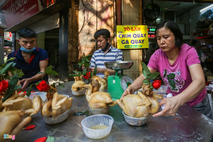 Chị Lan (chủ cửa hàng) cho biết năm nay do dịch bệnh nên lượng gà bán ra giảm nhiều so với năm ngoái. Cửa hàng Hoàng Dung bên cạnh cũng trong tình trạng tương tự, lượng gà bán ra giảm hẳn một nửa.