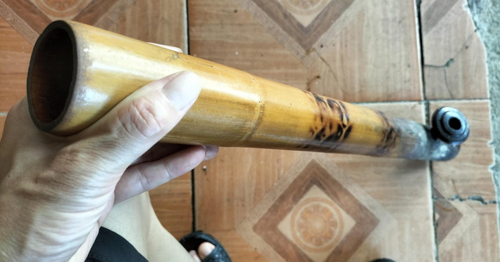 Dùng điếu cày đánh chết người hàng xóm vì mâu thuẫn nhỏ: Trần Văn Tuyên (SN 1986, trú tại xã Đông Yên, huyện Quốc Oai, Hà Nội) trong lúc uống rượu đã xảy ra mâu thuẫn với ông Mai Văn Thành (SN 1966, trú cùng địa phương). Tuyên lập tức vung điếu cày vụt liên tiếp 2 nhát vào vùng đầu, gáy làm ông Thành bất tỉnh ngay tại chỗ rồi tử vong. Ngày 16/7/2020, TAND TP Hà Nội tuyên phạt bị cáo Trần Văn Tuyên mức án 12 năm tù về tội “Giết người”. (Ảnh minh hoạ)