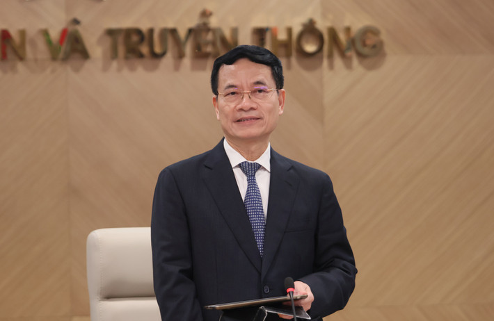 Bộ trưởng Nguyễn Mạnh Hùng cho biết, tân Thứ trưởng Bùi Hoàng Phương từ khi về Bộ TT&TT đã trải qua 6 vị trí công tác, từ Phó Cục trưởng Cục An toàn thông tin, Thư ký Bộ trưởng, Phó Vụ trưởng Vụ Tổ chức cán bộ, Chánh văn phòng Bộ, Chánh Thanh tra Bộ và quay về làm Vụ trưởng Vụ Tổ chức cán bộ. Ba vị trí cấp trưởng gần đây của tân Thứ trưởng Bùi Hoàng Phương đều là những vị trí nóng, khó khăn nhưng đều đã có thành tích.