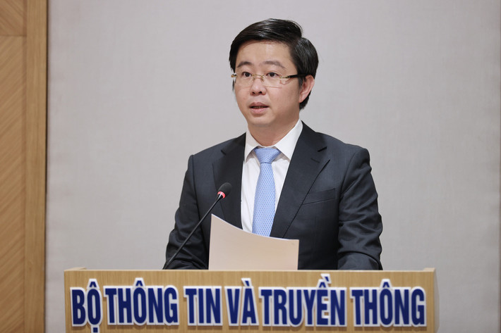 Tân Thứ trưởng Bộ TT&TT Bùi Hoàng Phương đã gửi lời cảm ơn tới Đảng, Nhà nước, Chính phủ và Thủ tướng Chính phủ; các Bộ, Ban, ngành Trung ương; Đảng ủy Bộ cùng tập thể Ban Cán sự Đảng, lãnh đạo Bộ TT&TT đã quan tâm chỉ đạo, giúp đỡ, tạo điều kiện và tin tưởng, lựa chọn giao nhiệm vụ. Đồng thời, Thứ trưởng Bùi Hoàng Phương cũng cam kết sẽ tiếp tục nỗ lực, cố gắng hết sức mình để không phụ sự tin tưởng, ủng hộ của Bộ trưởng Nguyễn Mạnh Hùng, các đồng chí Thứ trưởng để hoàn thành nhiệm vụ.