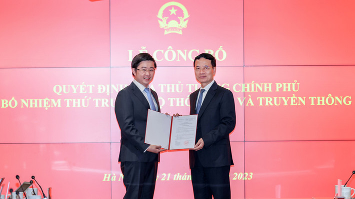 Chiều 21/11, tại Hà Nội, Bộ Thông tin và Truyền thông tổ chức Lễ công bố Quyết định của Thủ tướng Chính phủ về việc bổ nhiệm Thứ trưởng Bộ Thông tin và Truyền thông. Thừa ủy quyền của Thủ tướng Chính phủ, Bộ trưởng Bộ TT&TT Nguyễn Mạnh Hùng đã trao Quyết định số 1429/QĐ-TTg của Thủ tướng Chính phủ về việc bổ nhiệm chức vụ Thứ trưởng Bộ TT&TT cho ông Bùi Hoàng Phương.
